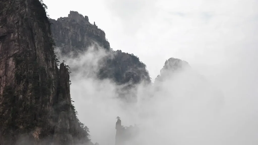 山の頂上が雲に覆われている幻想的な風景。